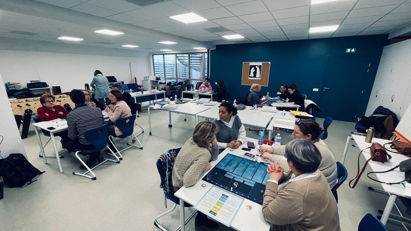 salle de réunion avec groupes de travail